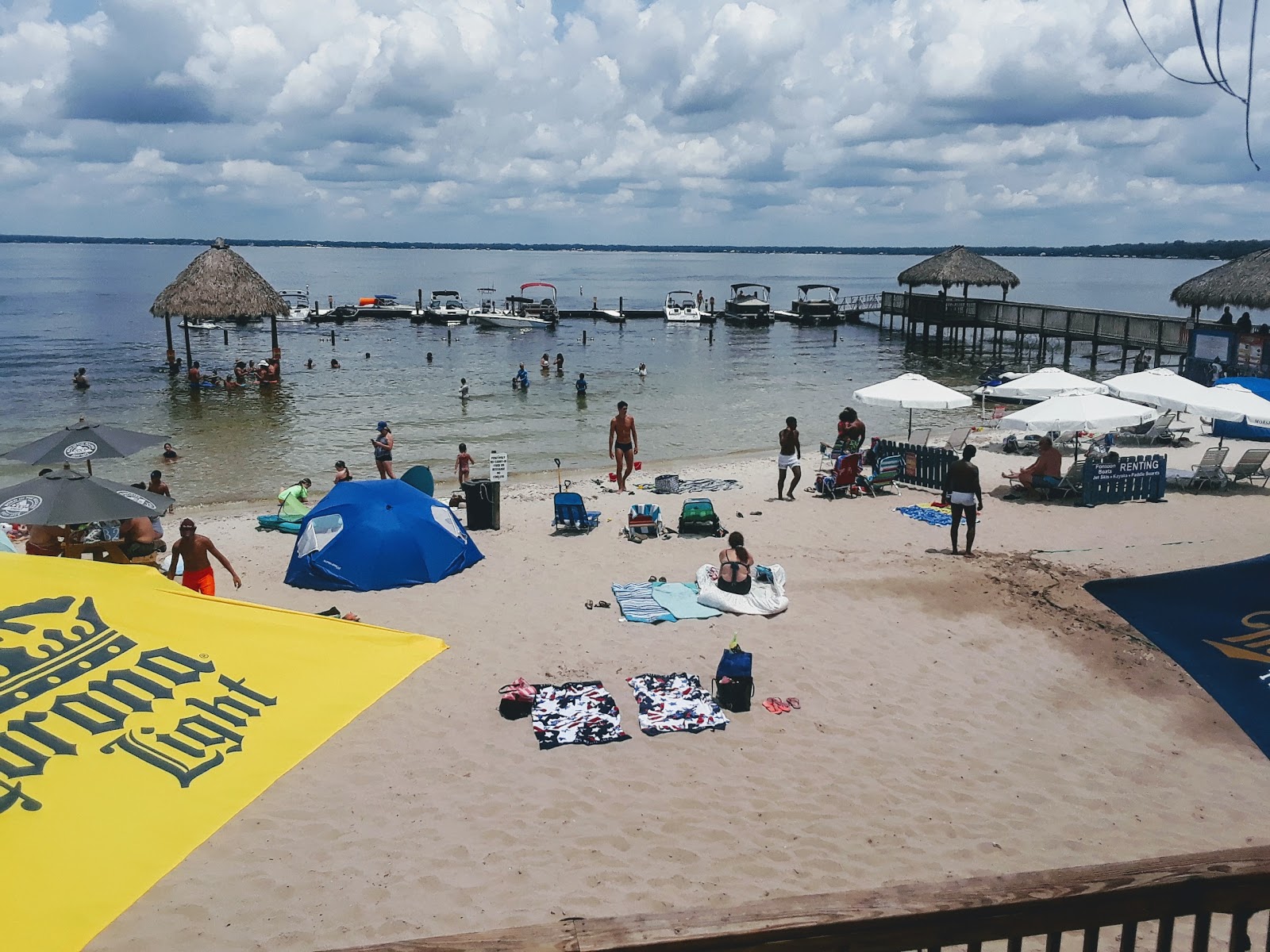 Foto de Eaton beach com areia fina e branca superfície