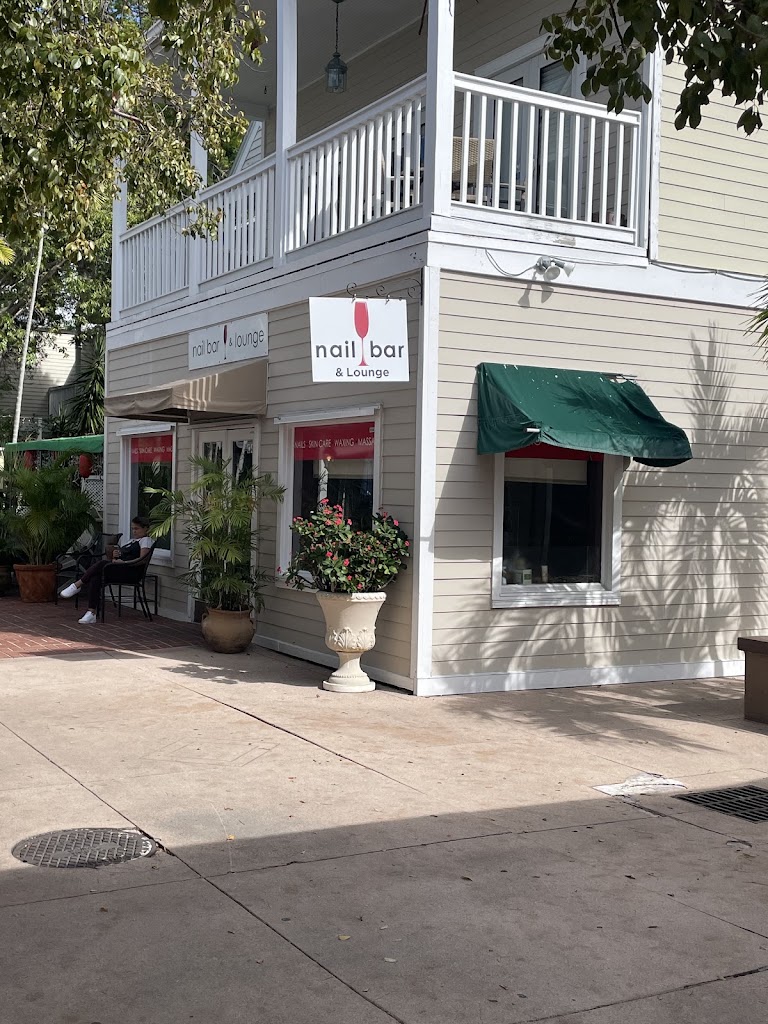 Nail bar and lounge 33040