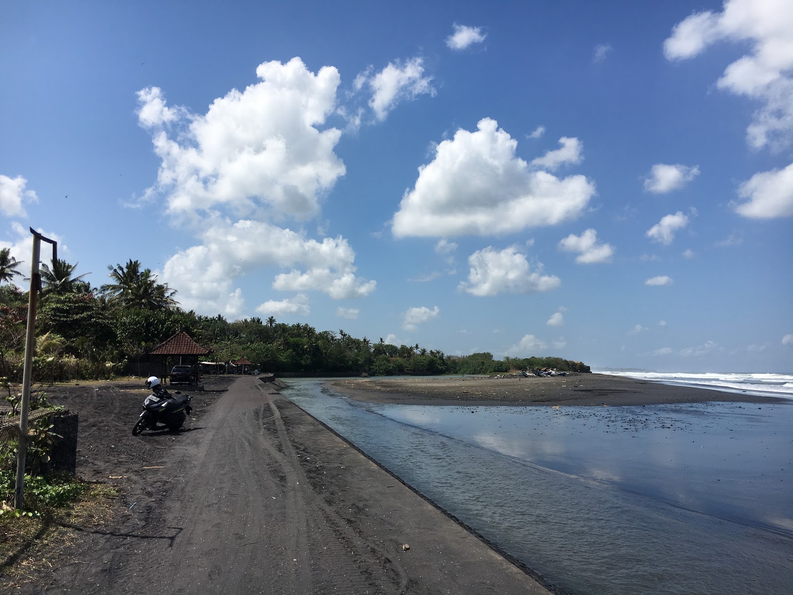 Foto di Kelating Beach e l'insediamento