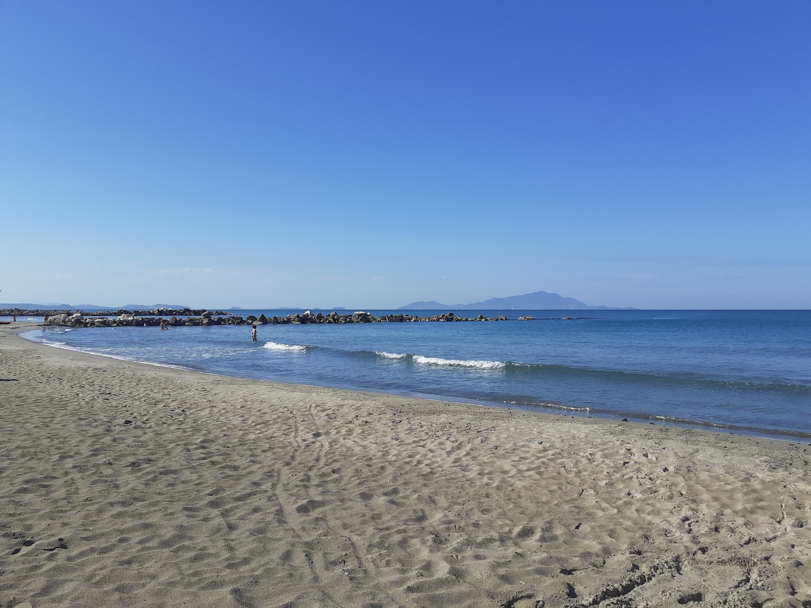 Fotografie cu Blue Sky beach cu nivelul de curățenie înalt