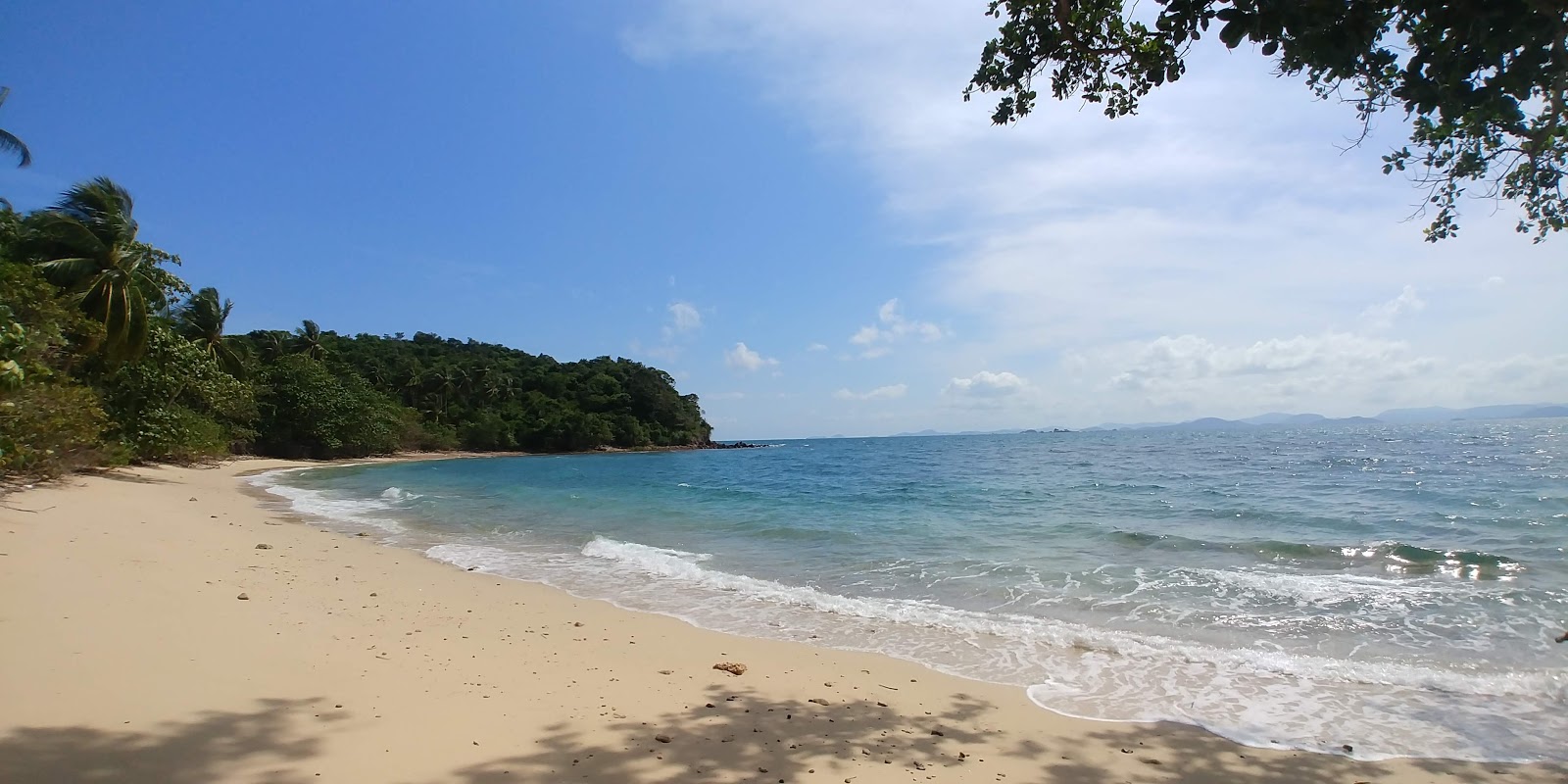 Zdjęcie Ao Muong Beach z powierzchnią jasny piasek