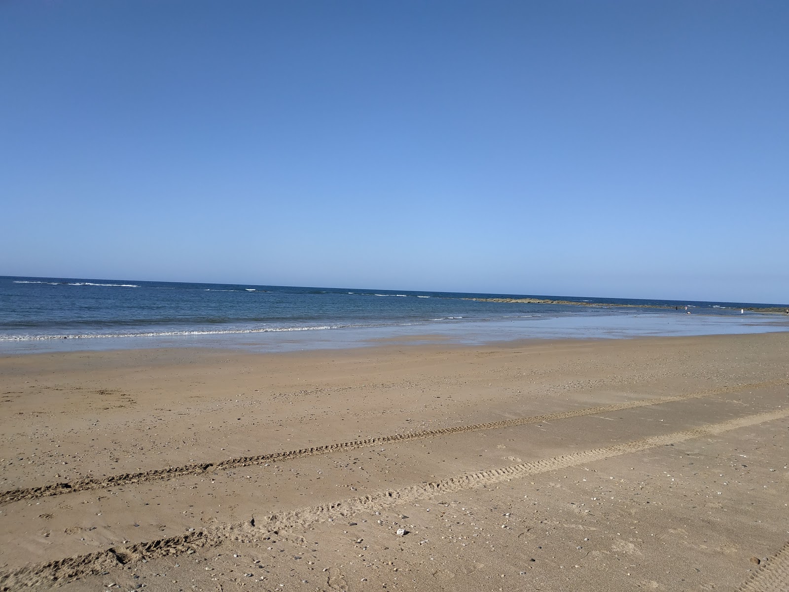 Valokuva Fairlands Beachista. pinnalla turkoosi puhdas vesi:n kanssa