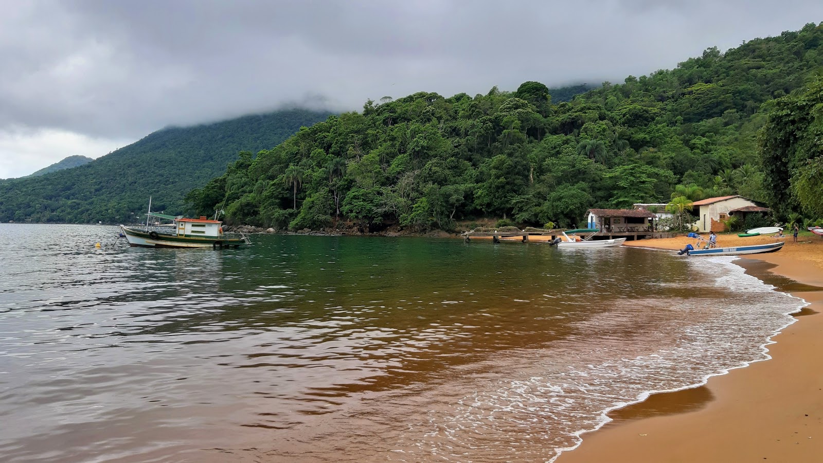 Praia de Proveta'in fotoğrafı uçurumlarla desteklenmiş