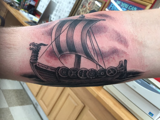 Tattoo Shop «Eye For An Eye Tattoo Parlor», reviews and photos, 1405 N Frazier St, Conroe, TX 77301, USA