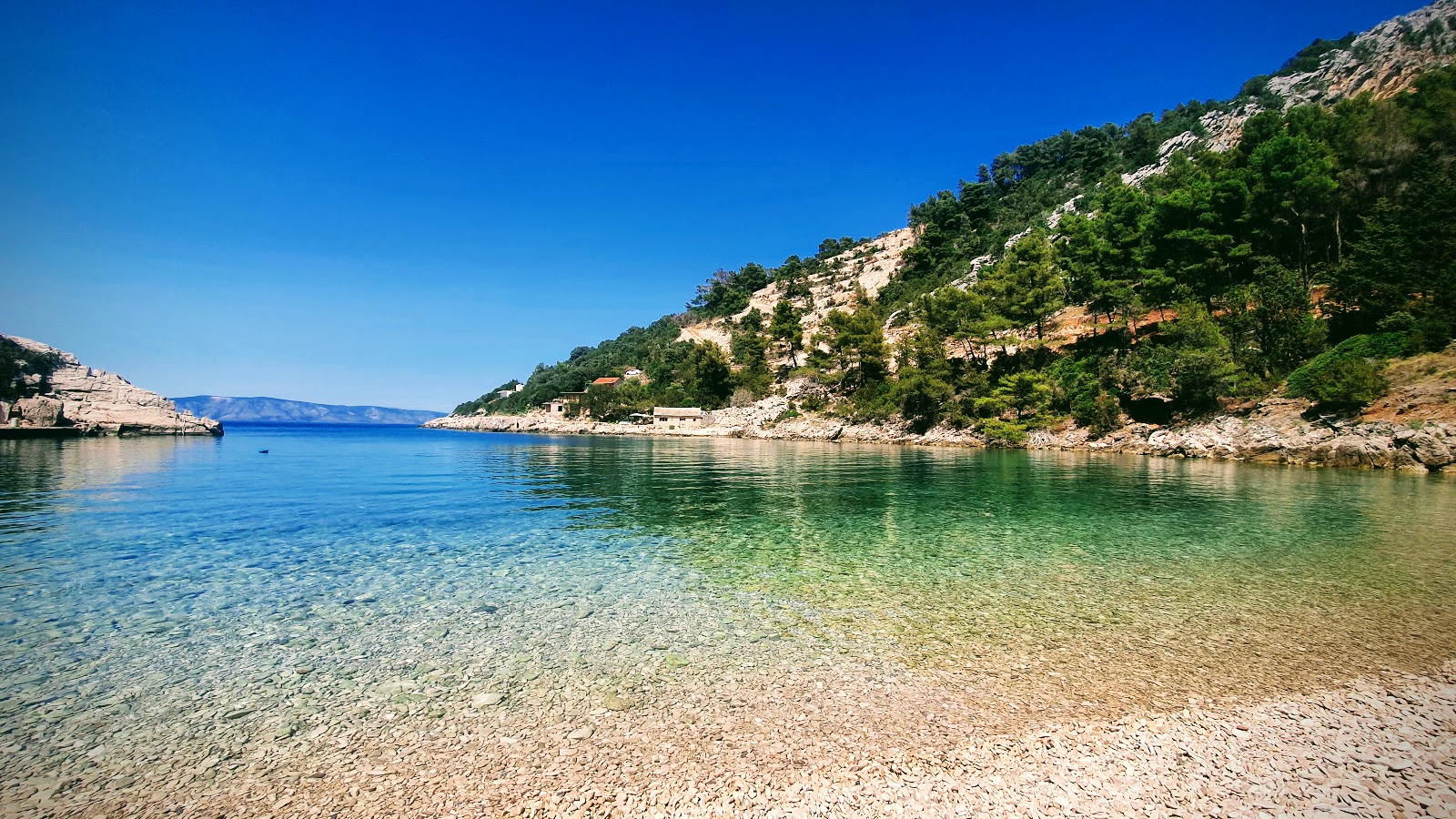 Foto von Mala Stiniva beach und die siedlung