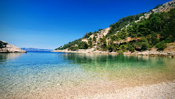 Foto von Mala Stiniva beach und die siedlung