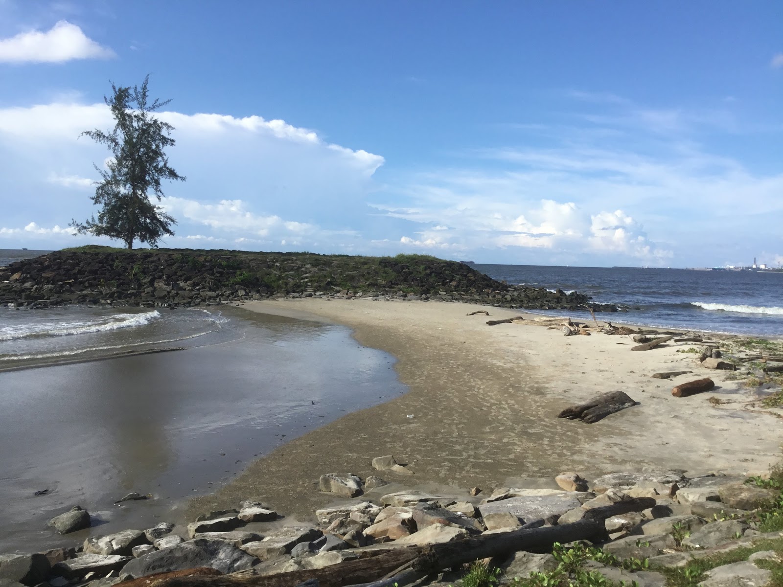 Φωτογραφία του Tanjung Batu Bintulu Beach με επίπεδο καθαριότητας πολύ καθαρό