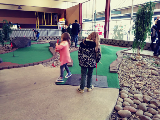 Pizza Restaurant «Pizza! Golf! Pizza Putters Family Entertainment Center», reviews and photos, 1156 OR-99, Eugene, OR 97402, USA