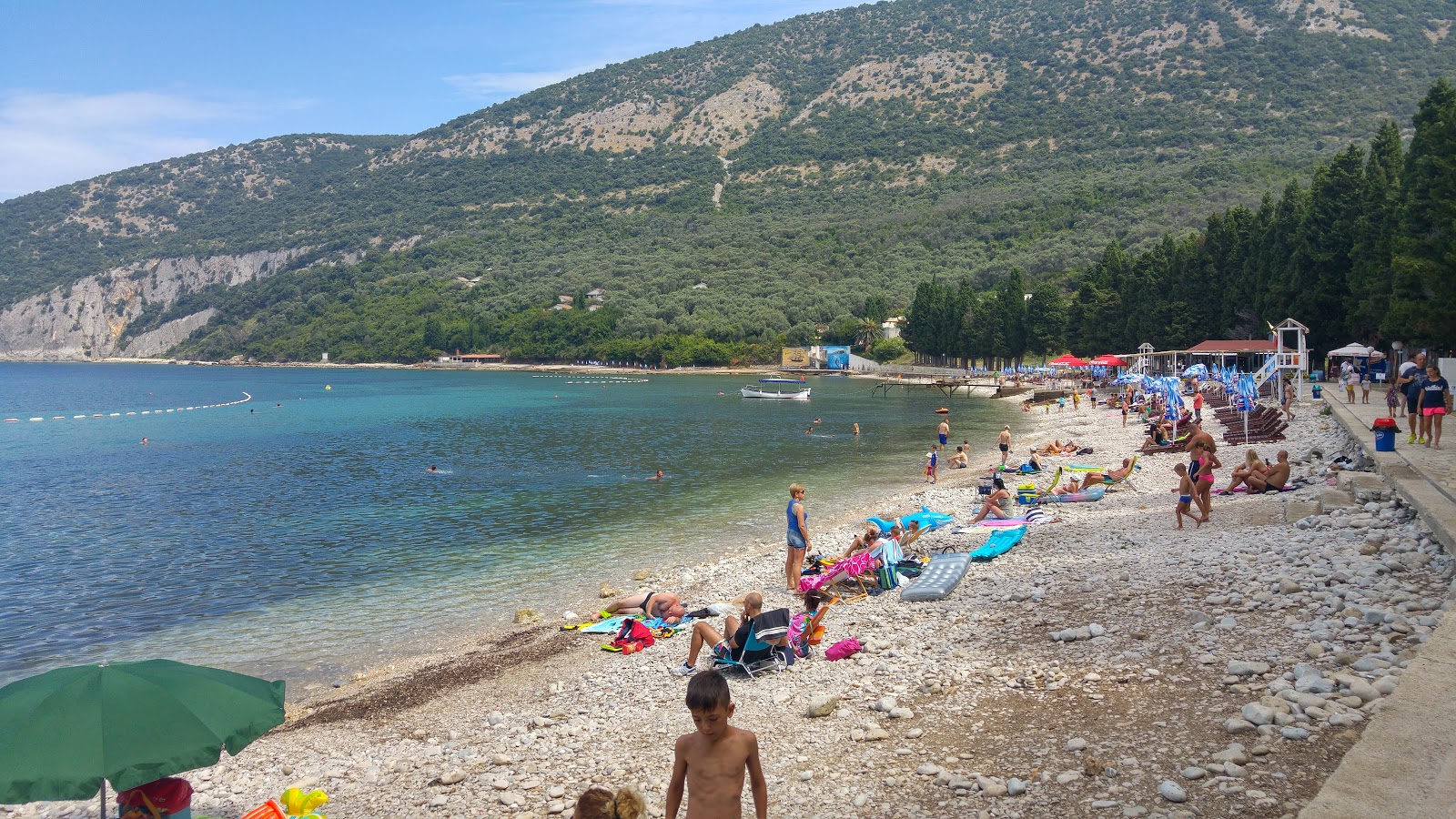 Valdanos beach的照片 带有碧绿色水表面