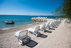 Podstrana beach'in fotoğrafı uçurumlarla desteklenmiş