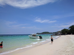 Ta Yai Beach'in fotoğrafı uçurumlarla desteklenmiş