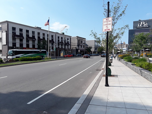 Shopping Mall «Oaktree Mall Shopping Center», reviews and photos, 2024 Center Ave n, Fort Lee, NJ 07024, USA