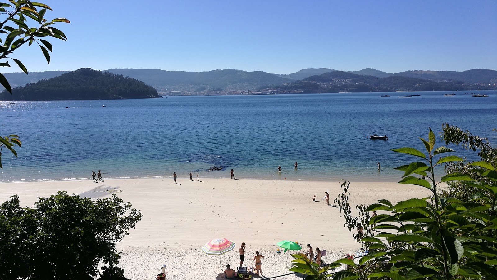 Praia Ouriceira的照片 带有碧绿色纯水表面