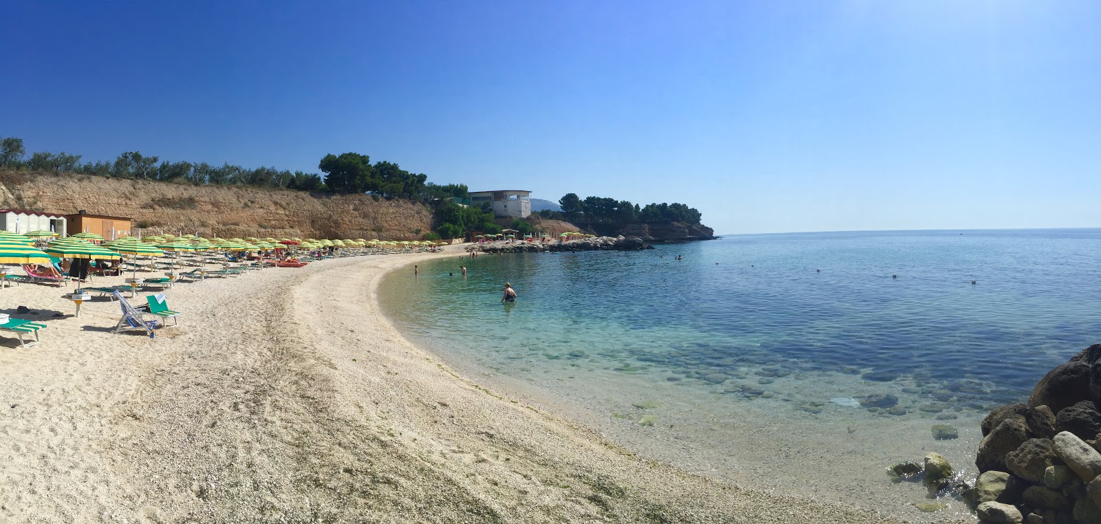 Lido Macchia Plajı'in fotoğrafı parlak kum yüzey ile