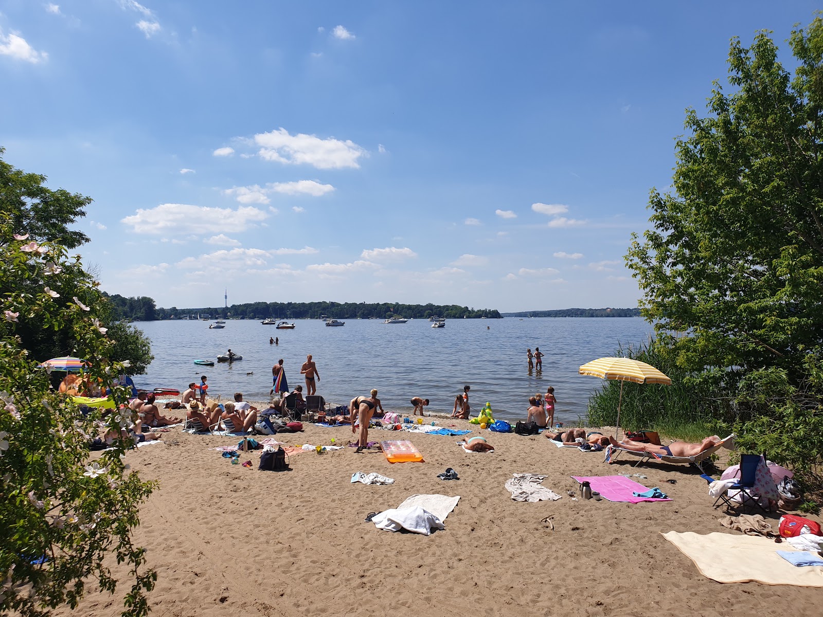 Valokuva Badestelle Grosse Steinlankeista. pinnalla kirkas hiekka:n kanssa