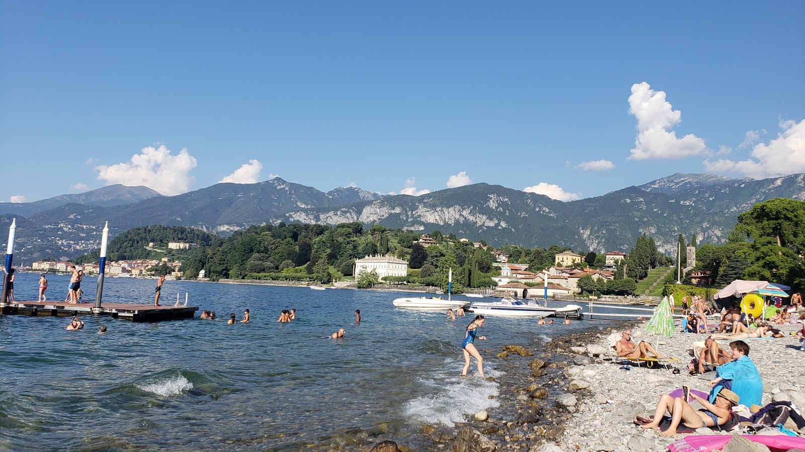 Fotografie cu Spiaggia Pubblica di Bellagio cu o suprafață de apa pură turcoaz