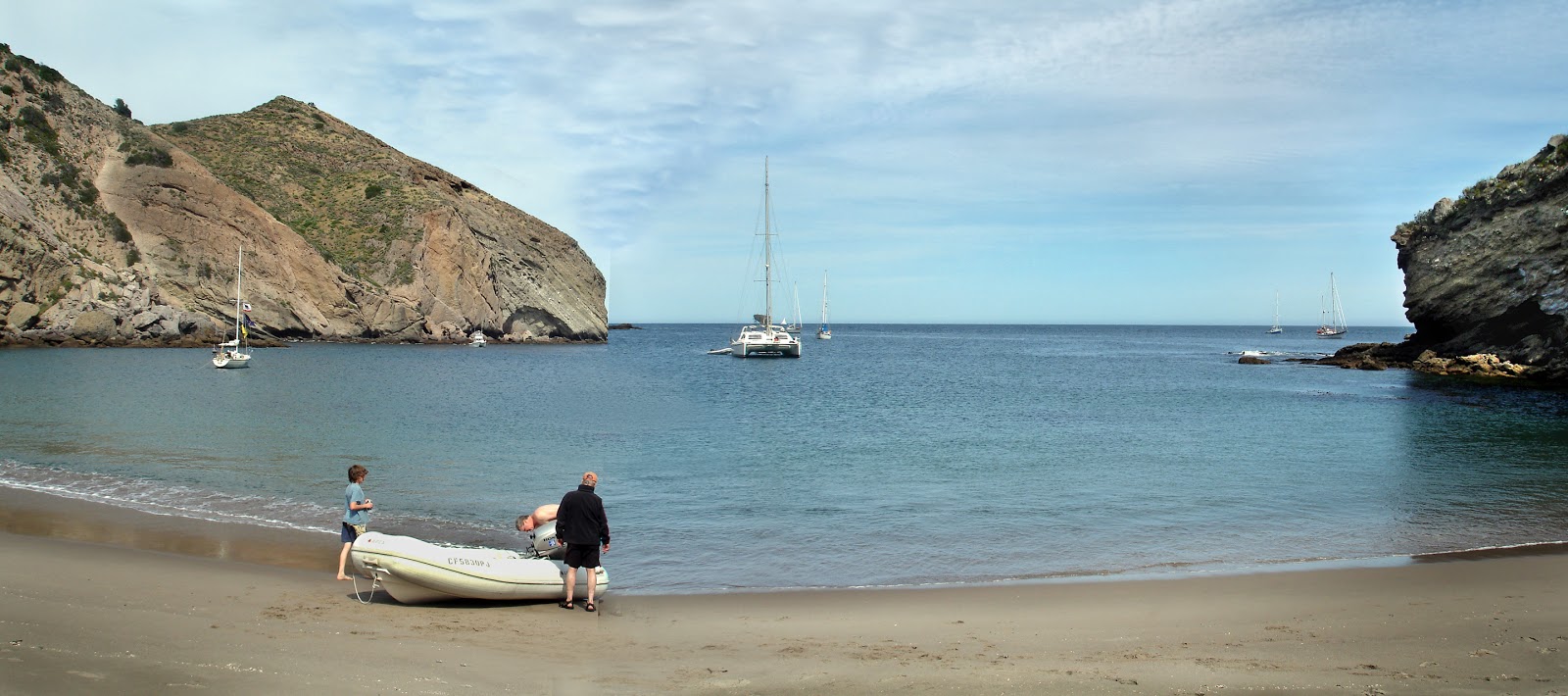 Foto van Santa Cruz Island met turquoise puur water oppervlakte