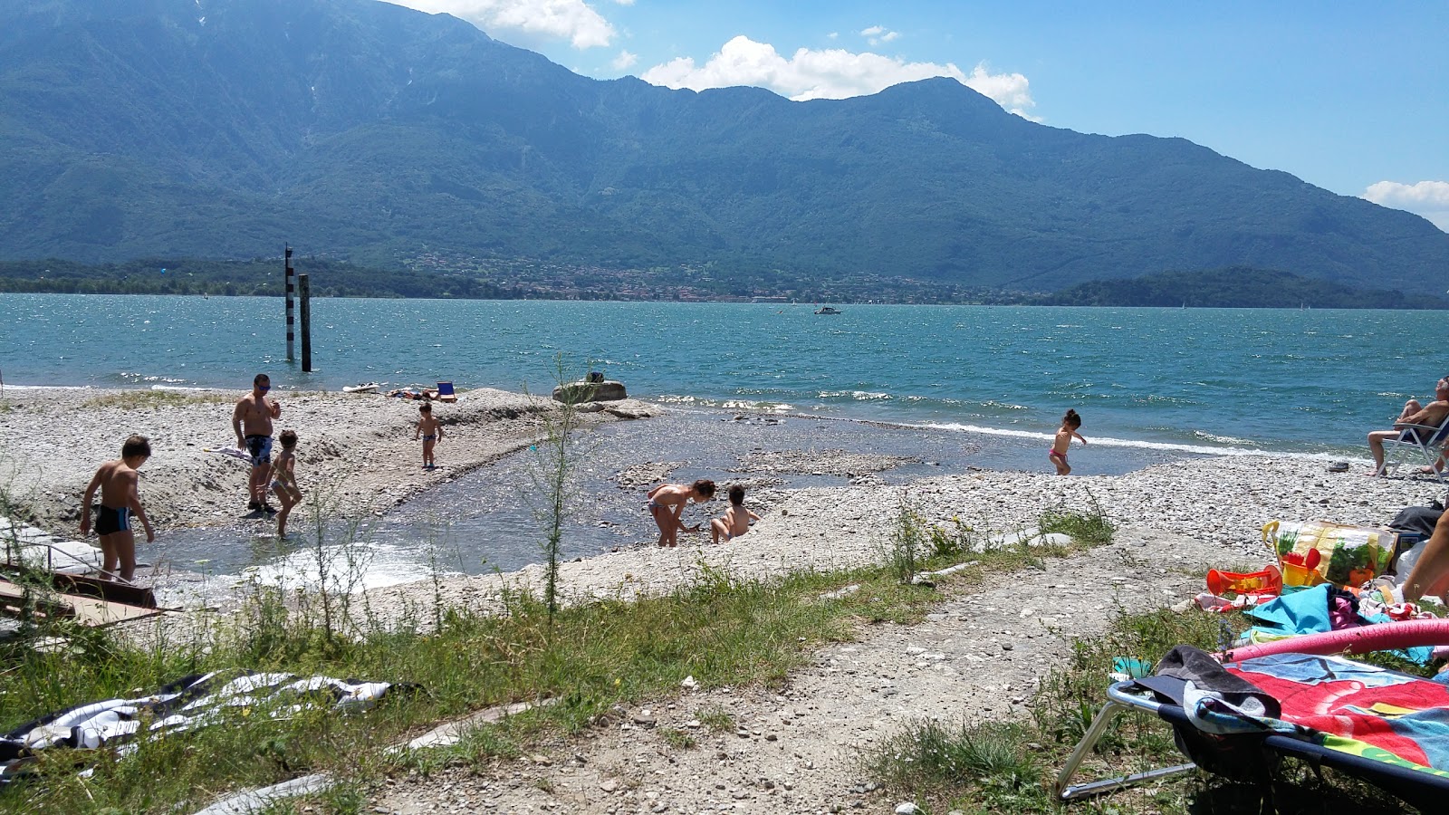 Foto von Spiaggia San Vincenzo von Klippen umgeben