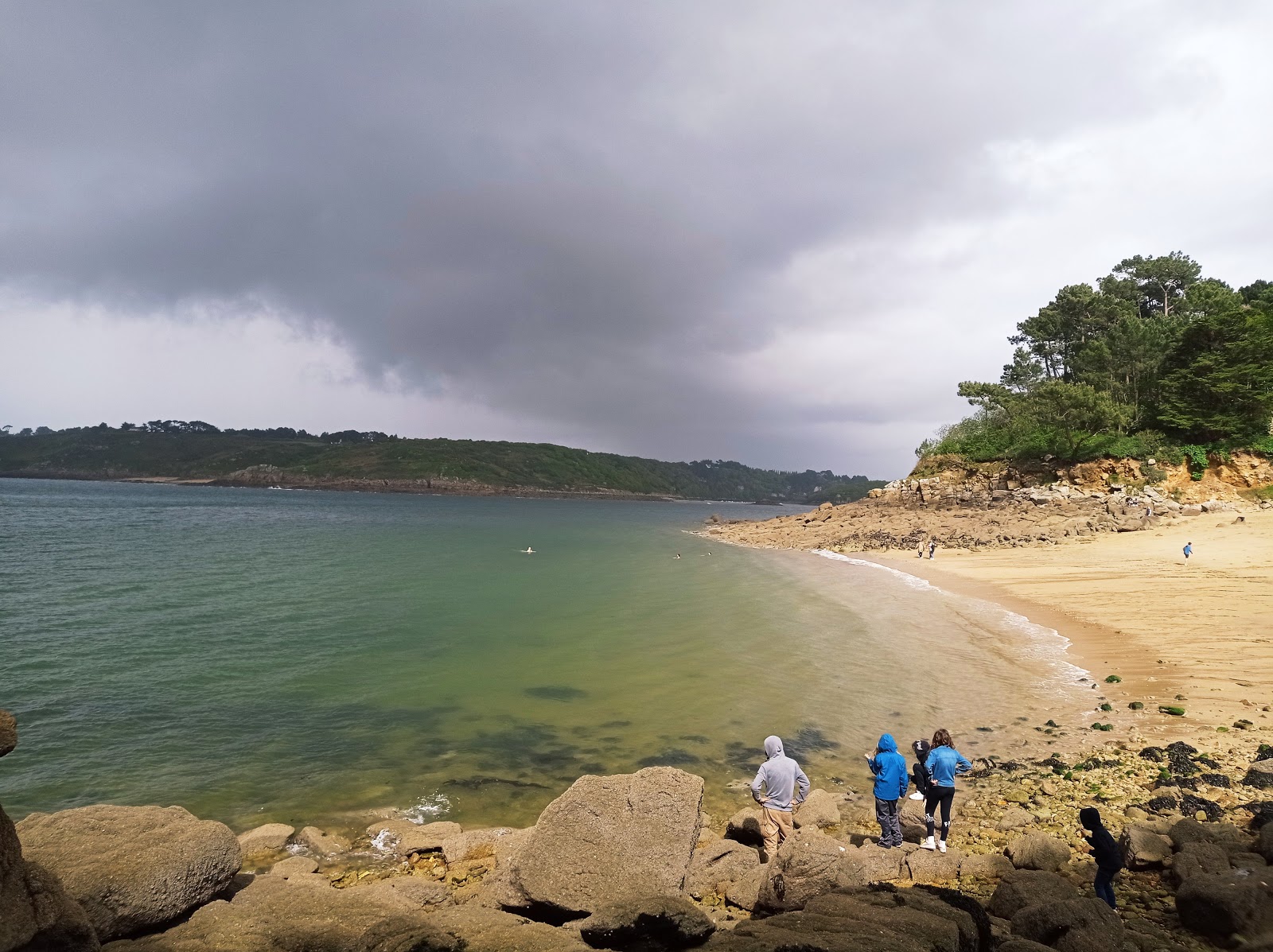 Foto von Plage de Kirio umgeben von Bergen