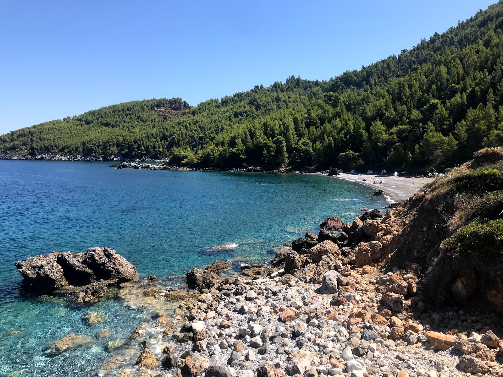 Photo de Karbouna beach avec l'eau cristalline de surface