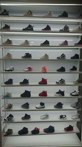 Shoe Store «Shoe Palace», reviews and photos, 8155 Camino Arroyo #13, Gilroy, CA 95020, USA