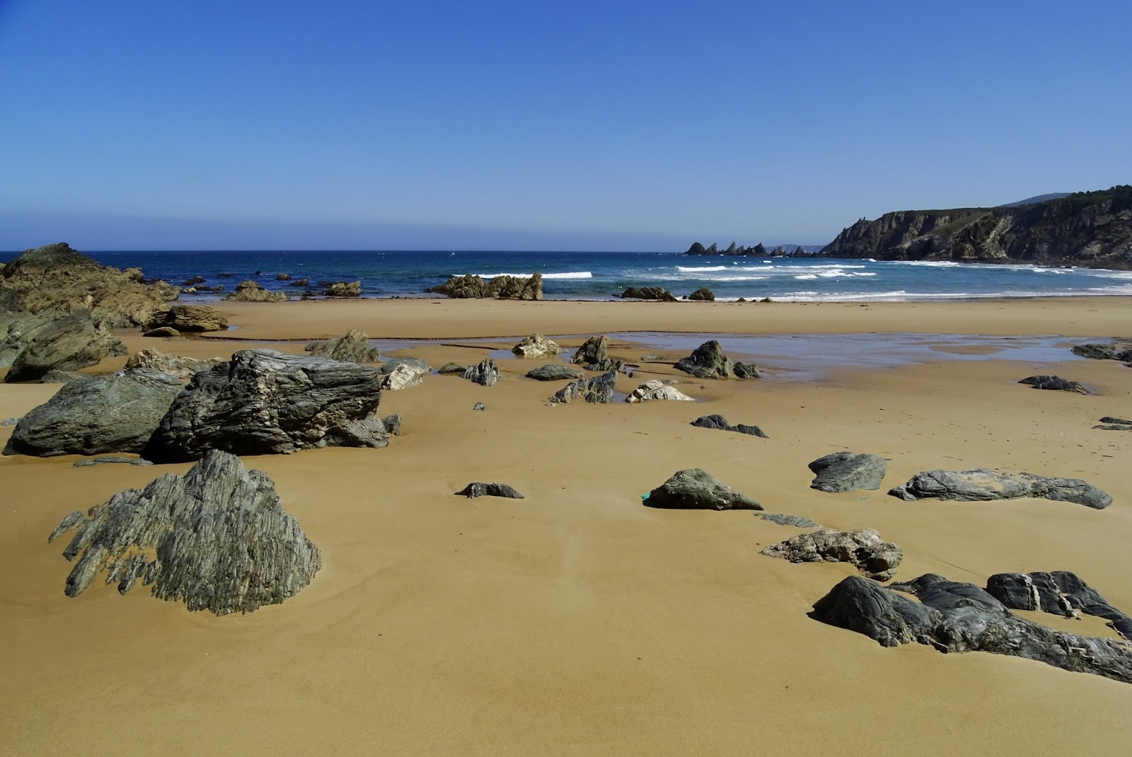Foto van Praia Fabrega met helder fijn zand oppervlakte