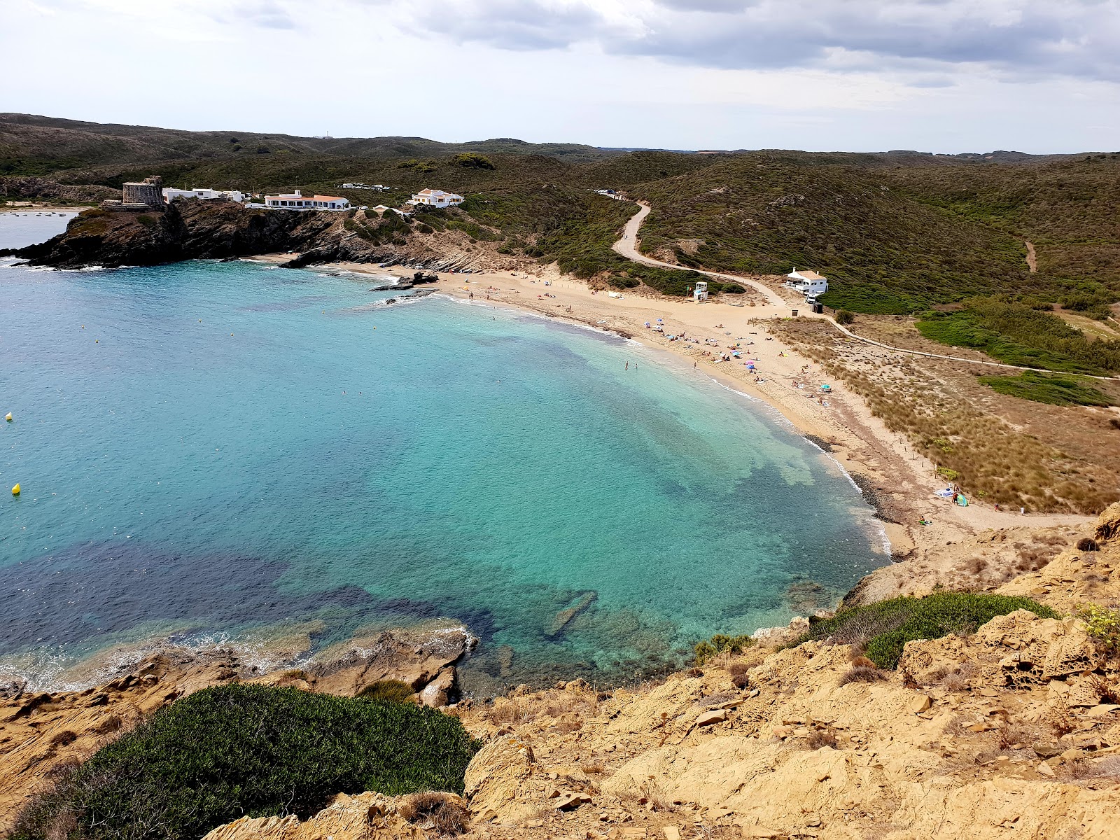 Cala Mesquida的照片 带有碧绿色纯水表面