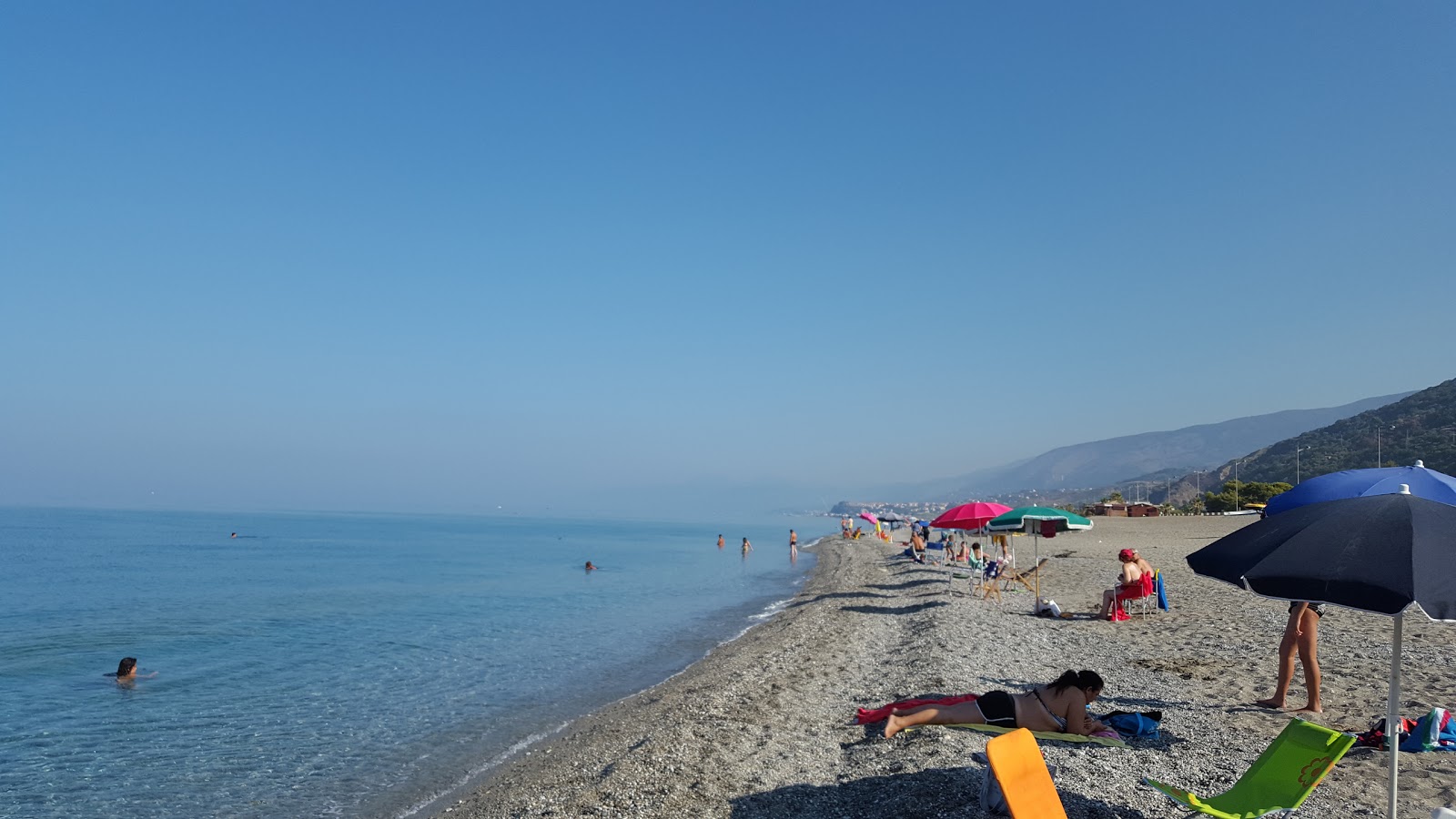 Foto di Spiaggia di Torremezzo di Falconara con una superficie del sabbia grigia e ciottoli