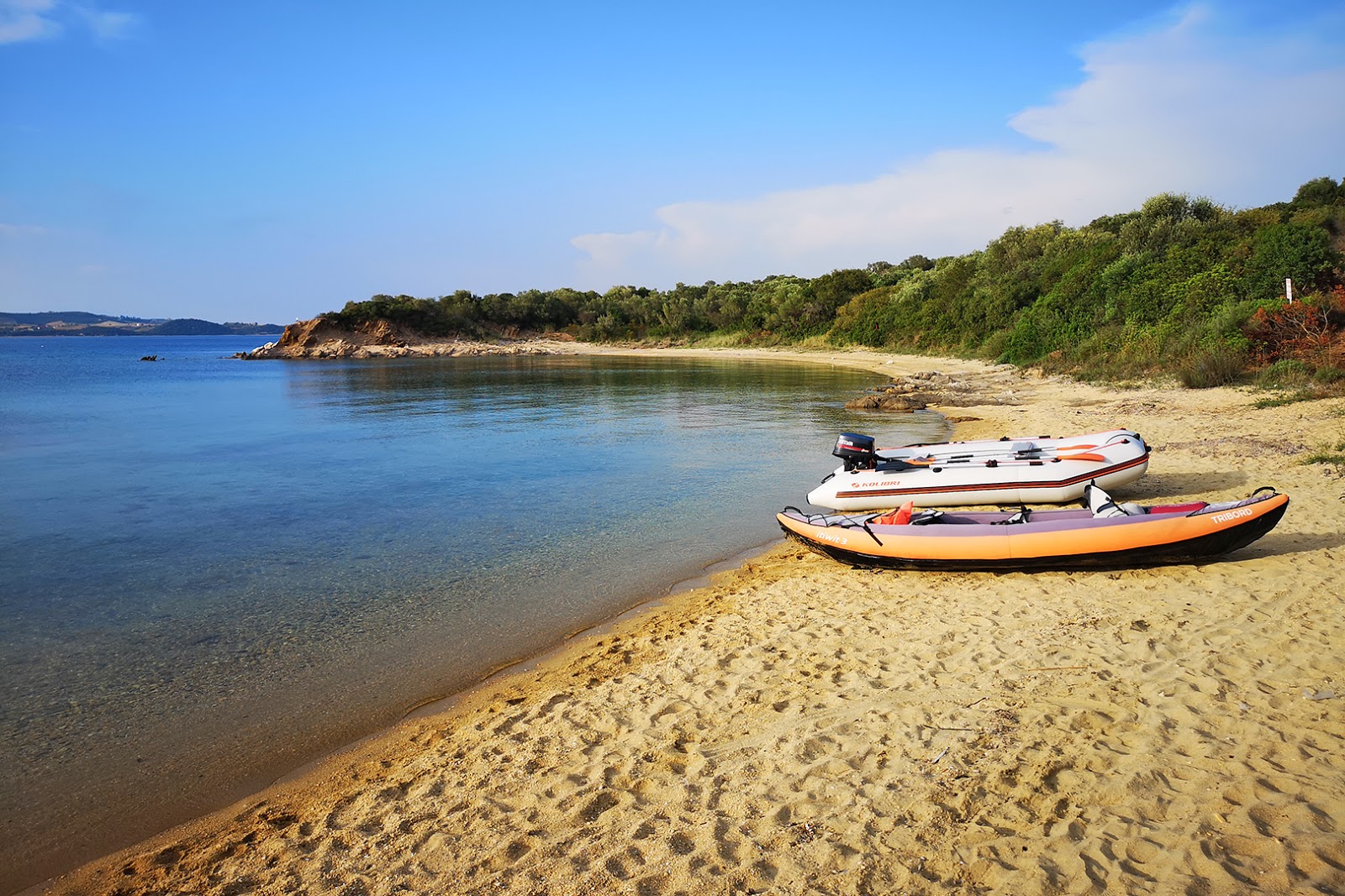 Φωτογραφία του Tratovoli beach με φωτεινή άμμος επιφάνεια