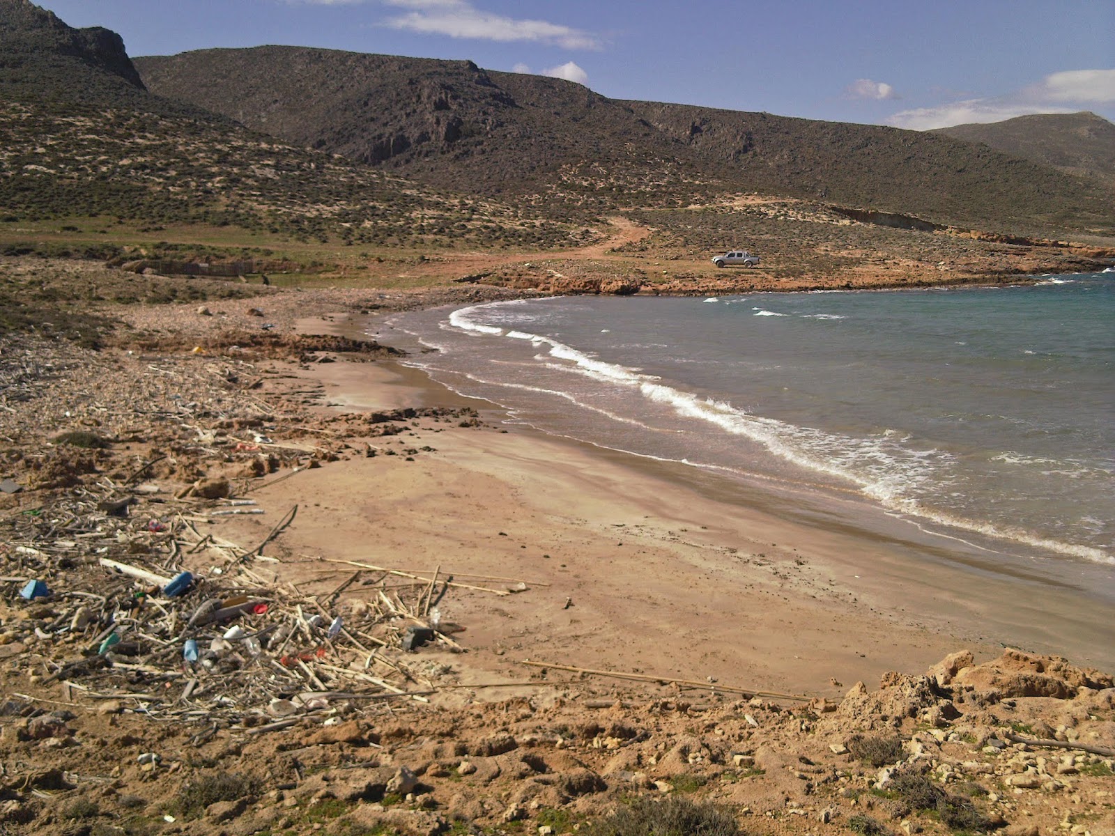 Foto von Skaria beach mit türkisfarbenes wasser Oberfläche