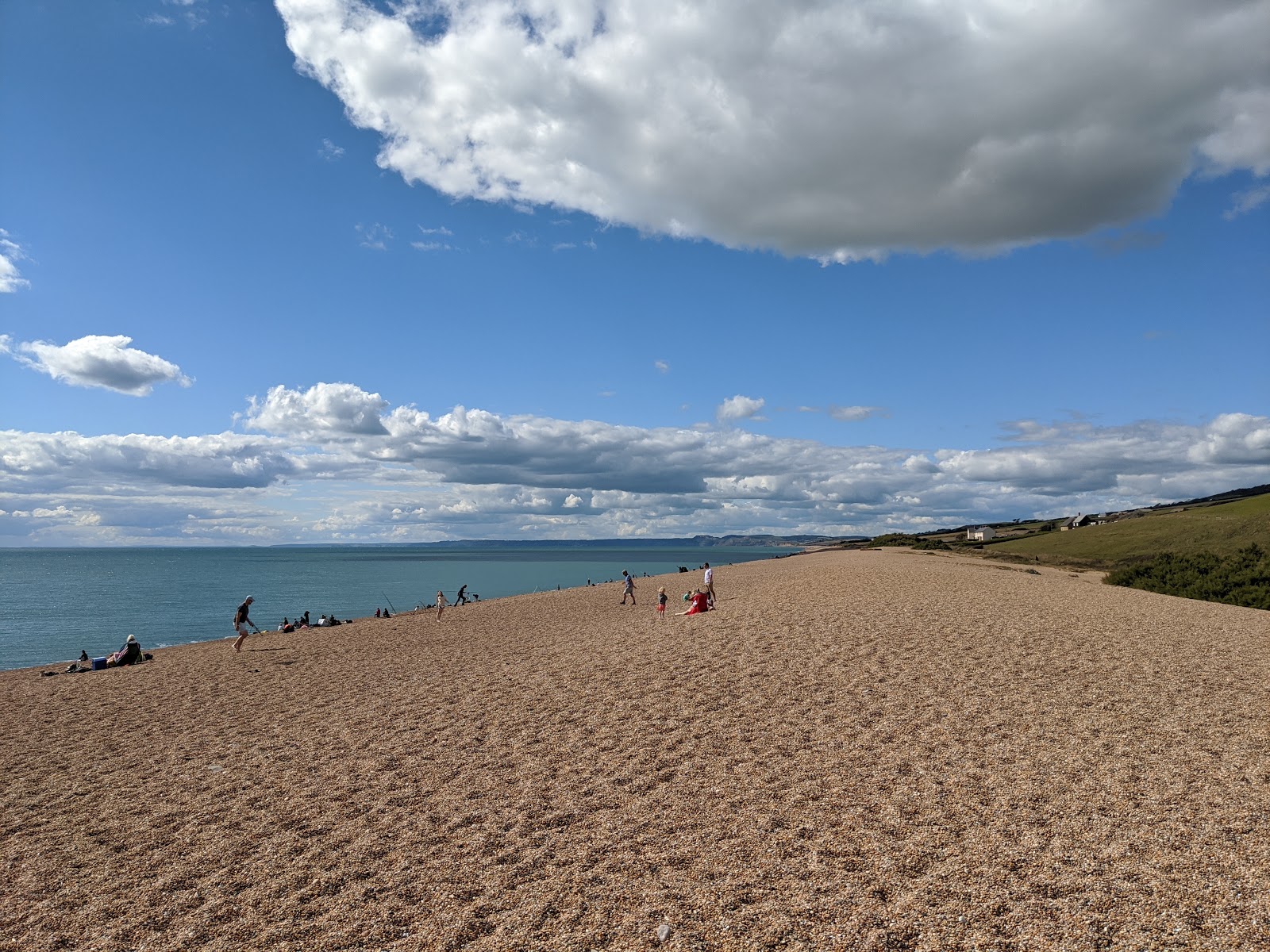 Foto van Chesil beach met blauw puur water oppervlakte
