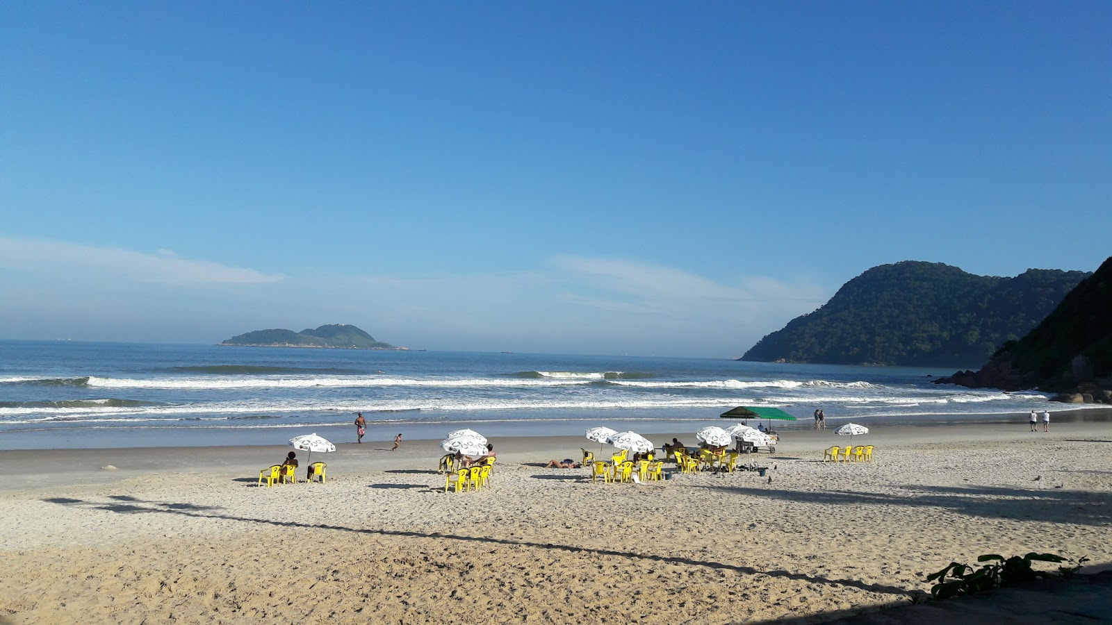 Foto von Tombo Strand von Klippen umgeben