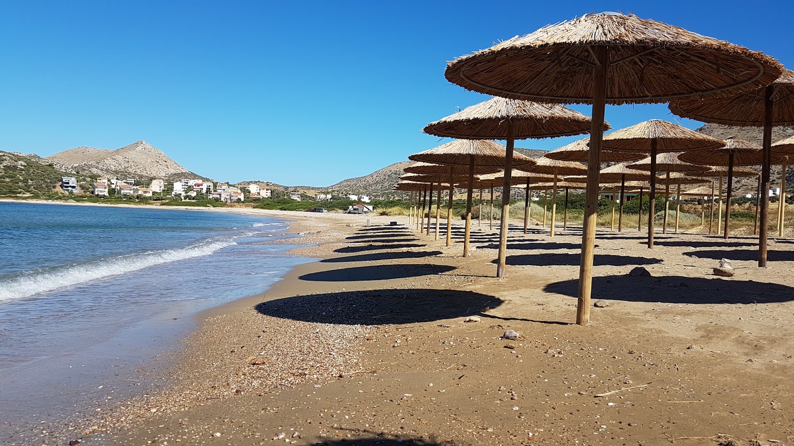 Foto von Charakas Beach mit reines grünes wasser Oberfläche