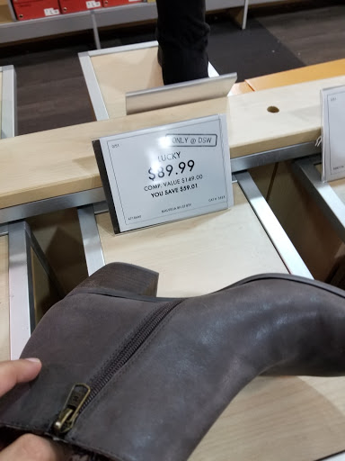 Shoe Store «DSW Designer Shoe Warehouse», reviews and photos, 413 N Milwaukee Ave, Vernon Hills, IL 60061, USA