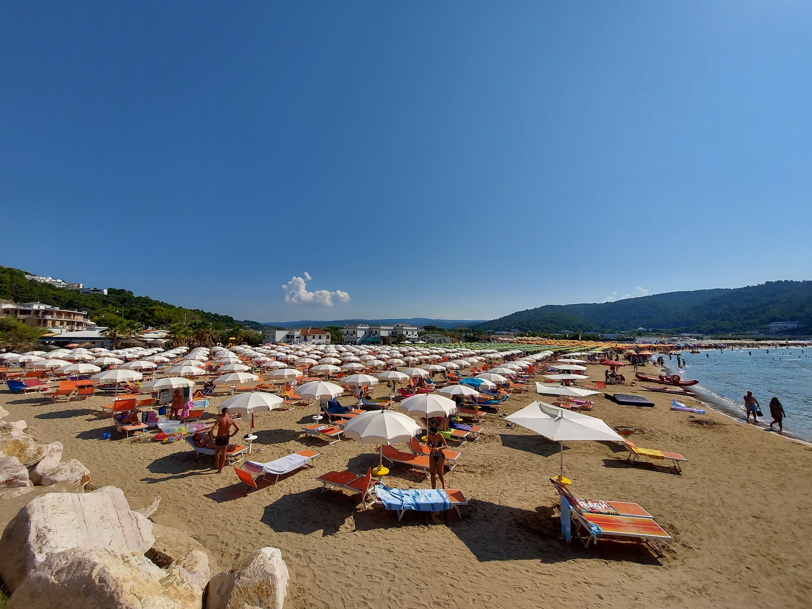 Peschici Plajı'in fotoğrafı çok temiz temizlik seviyesi ile