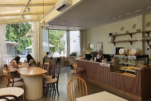 Yi Yi Desserts & Café image