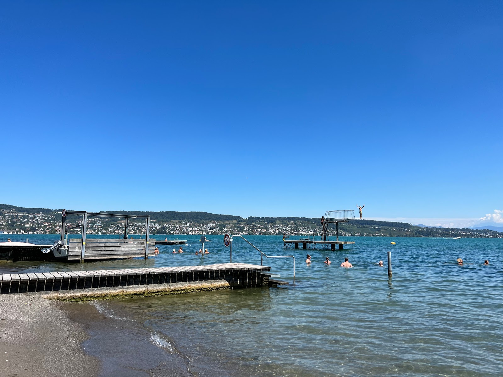 Foto di Strandbad Wadenswil con una superficie del erba