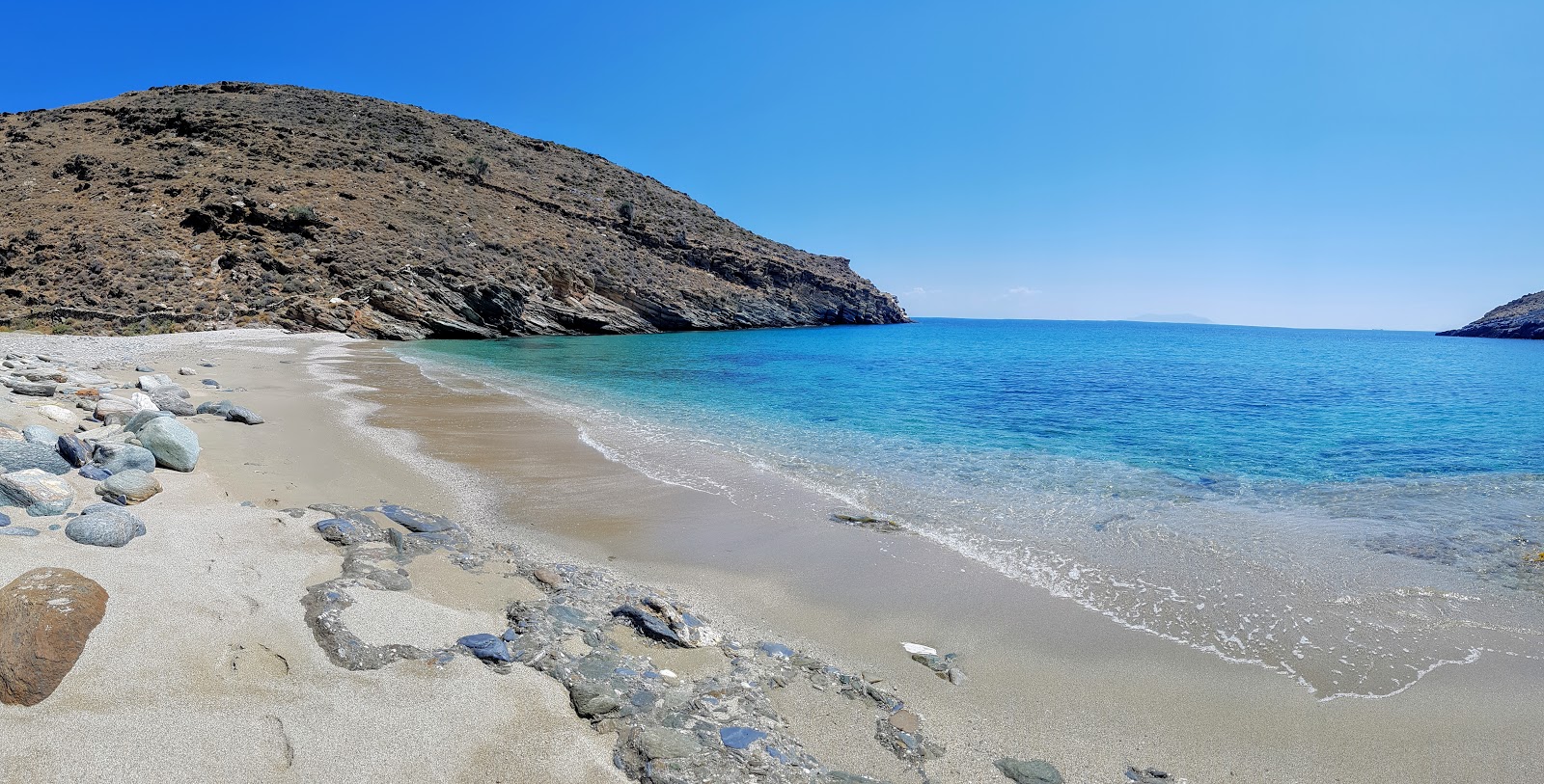 Foto de Psathi beach con arena beige y guijarros superficie
