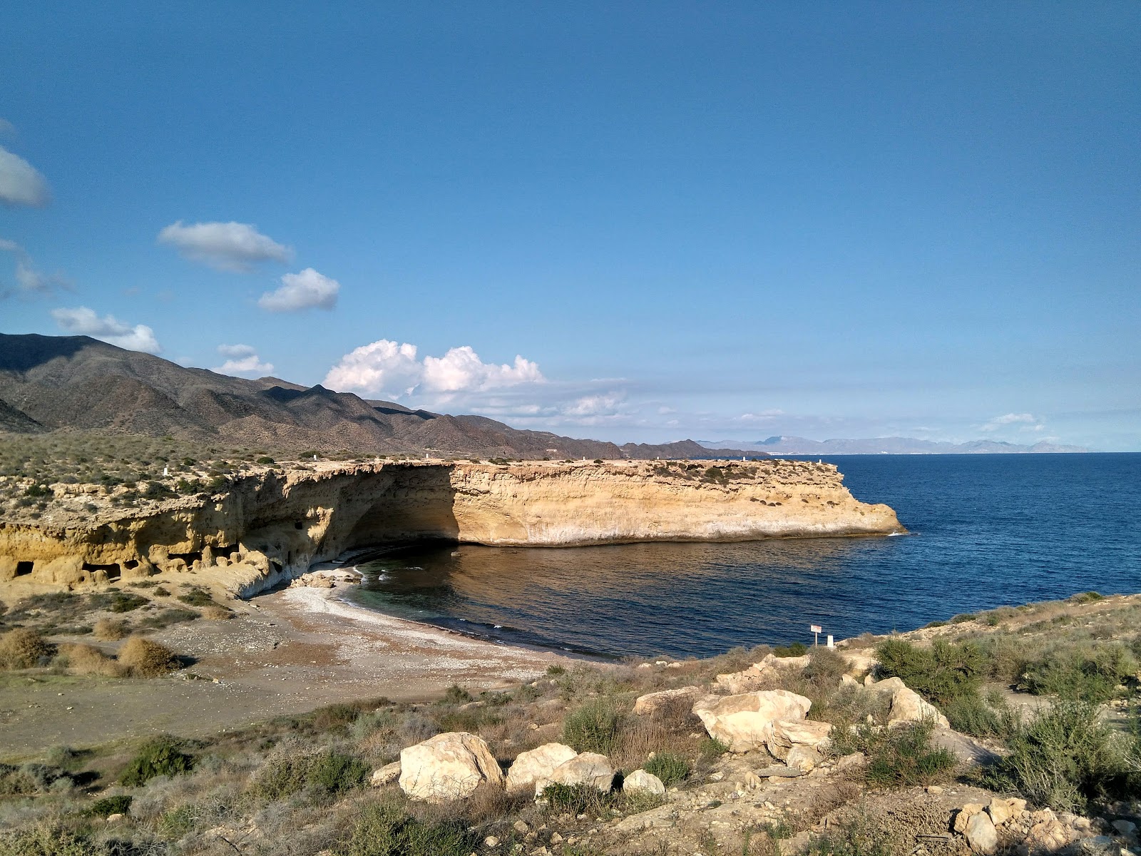 Fotografija Cala Blanca z harmaa hiekka ja kivi površino