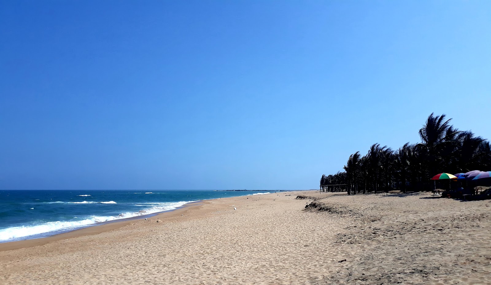 Fotografija Tuy Hoa Beach z svetel pesek površino