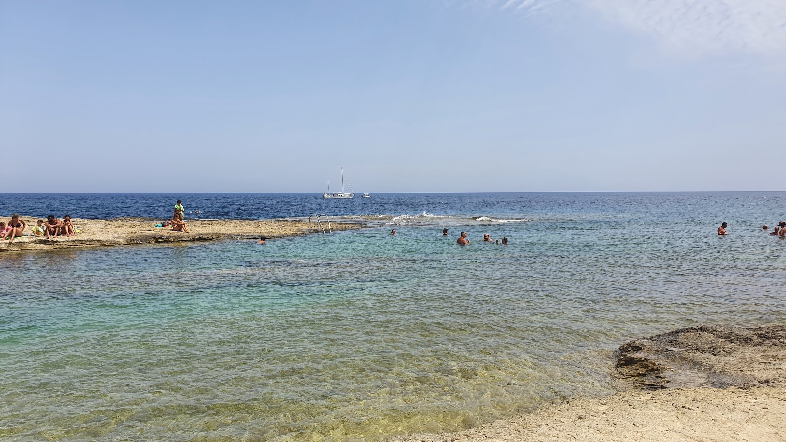 Ghar Qawqla Beach'in fotoğrafı - rahatlamayı sevenler arasında popüler bir yer
