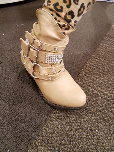 Shoe Store «DSW Designer Shoe Warehouse», reviews and photos, 12997 Fair Lakes Shopping Center, Fairfax, VA 22033, USA