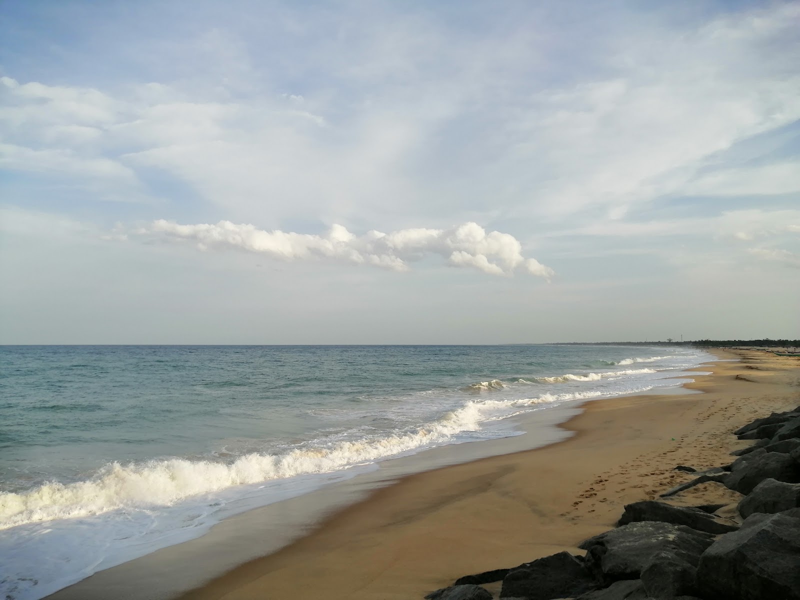 Foto von Palamunai Beach mit langer gerader strand