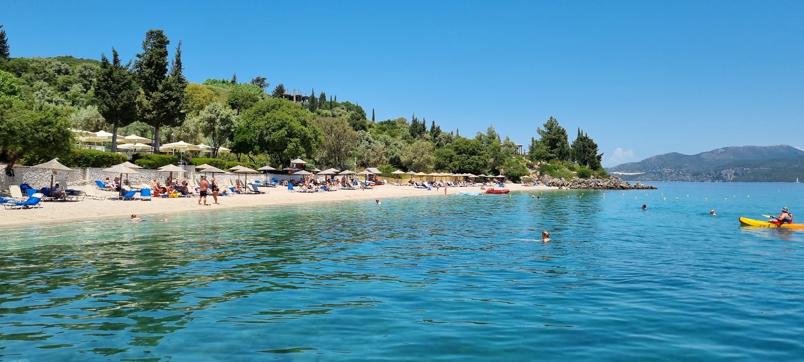 Photo de Porto Galini Beach protégé par des falaises