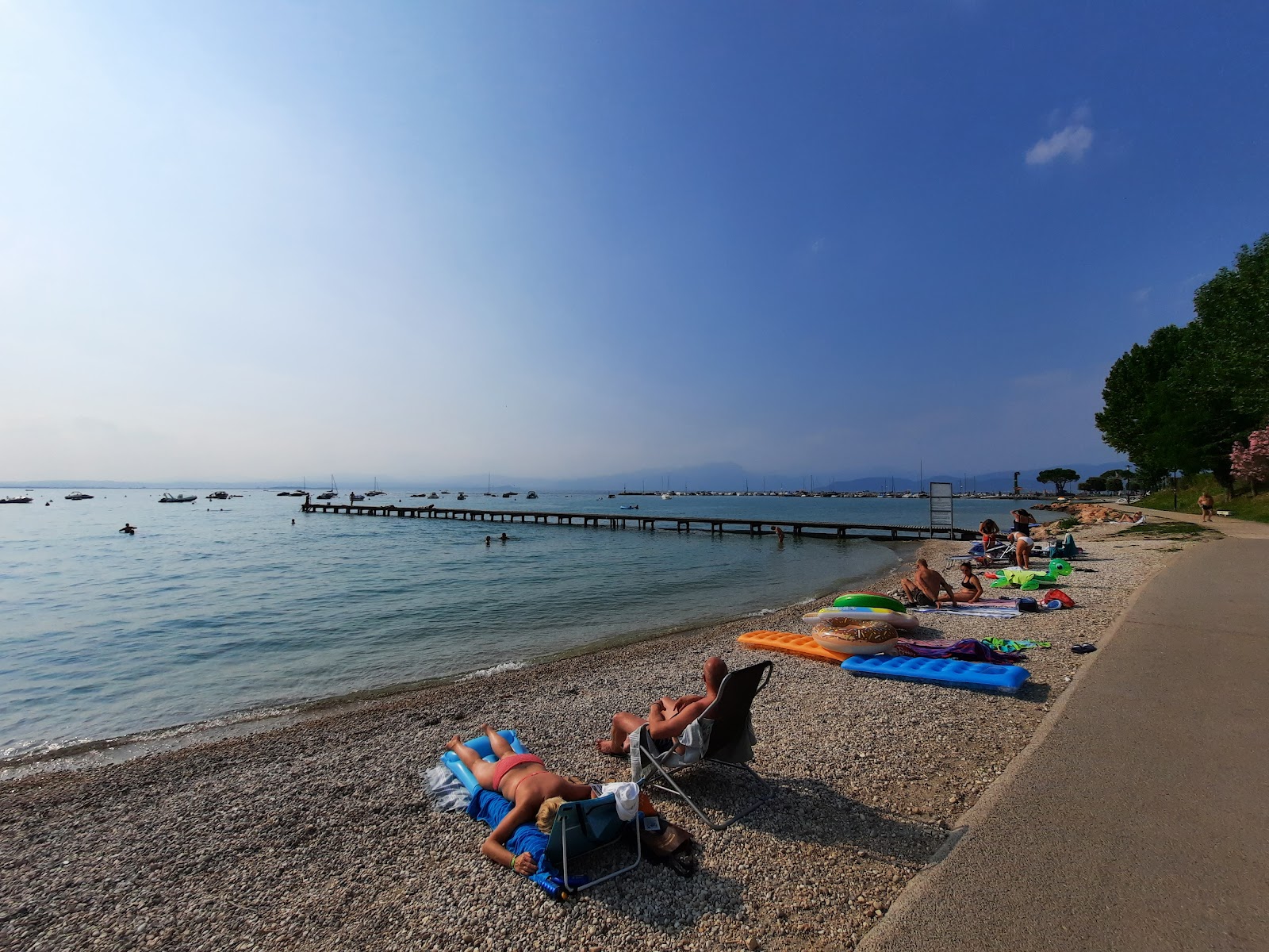 Foto von Spiaggia porto di Pacengo mit feiner grauer kies Oberfläche