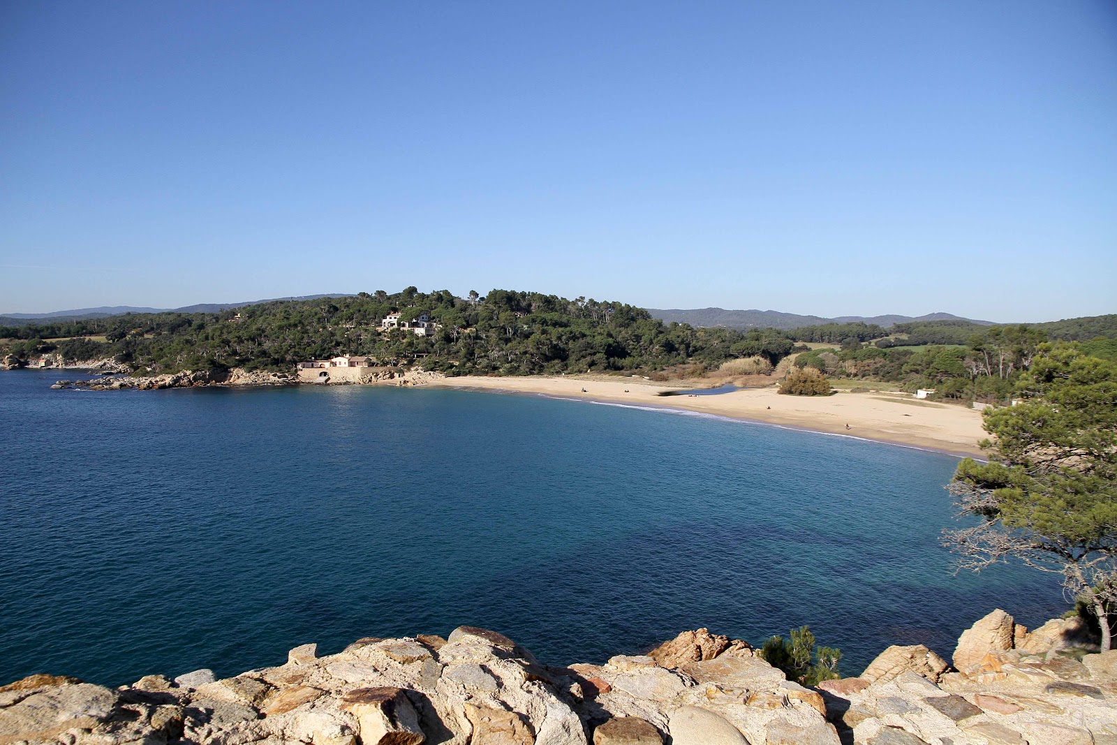 Photo de Plage de Castell de la Fosca avec sable lumineux de surface