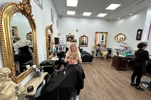 Gdańsk hairdresser L'Oréal Professionnel Hairstyling Salon Venus image