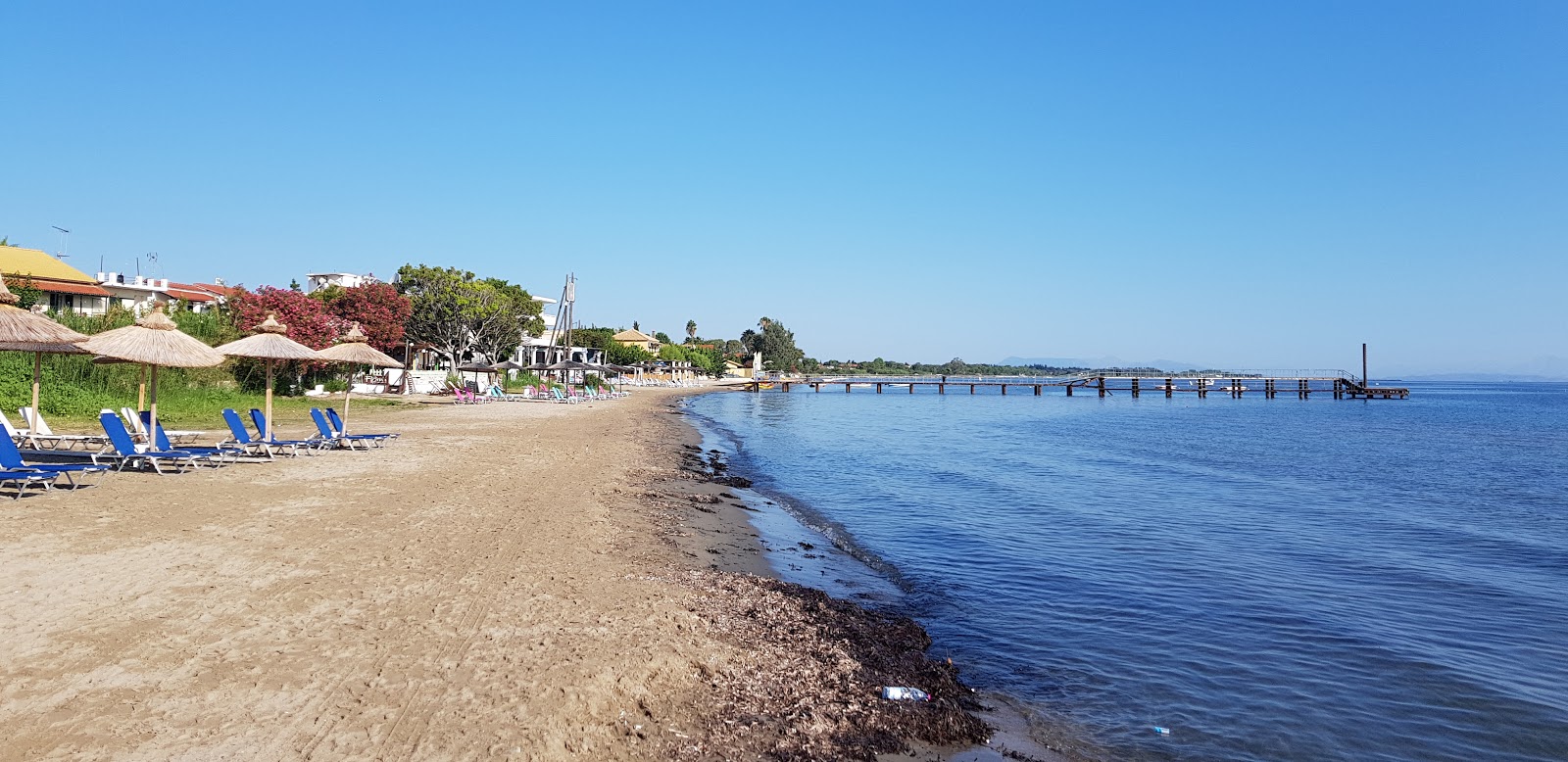 Φωτογραφία του Kavos beach με καθαρό νερό επιφάνεια
