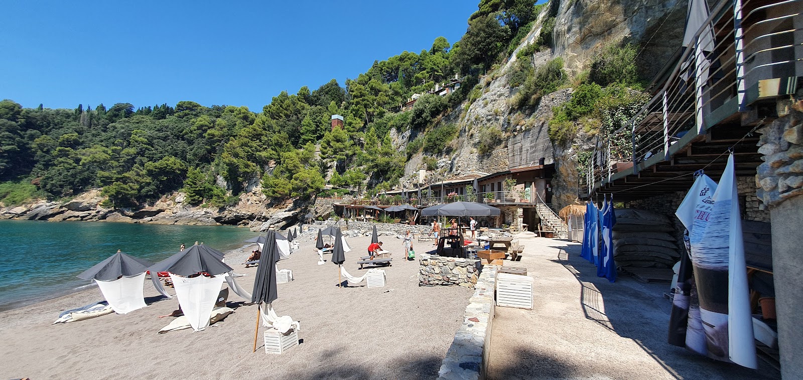 Photo de Spiaggia Eco del Mare entouré de montagnes