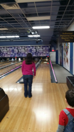 Bowling Alley «Lane 8 Bowling Center», reviews and photos, 124 Wainwright Dr, Brooklyn, NY 11252, USA